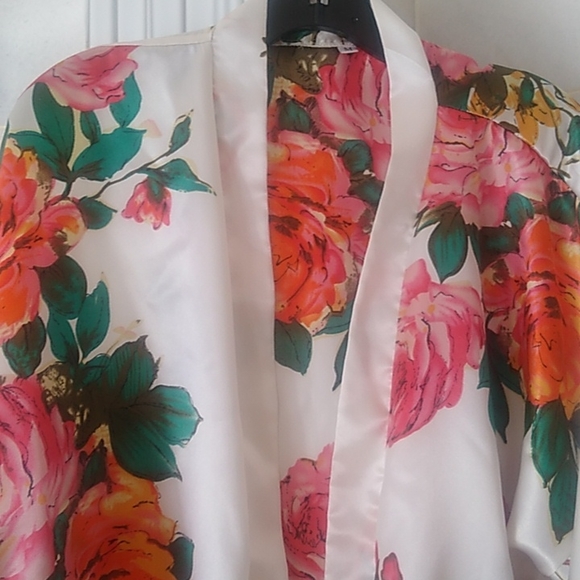 2 flowered Robes white and Peach Medium. Women's - Picture 6 of 13